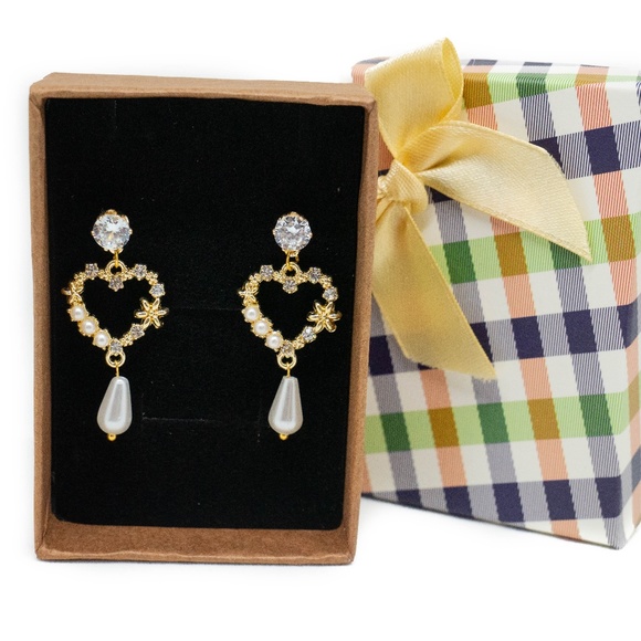 Beautiful Gold Nautical Heart with Pearls - Picture 3 of 4